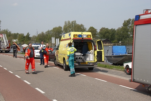 2010/111/20100515 003 Persoon te water Nieuwemeerdijk.jpg